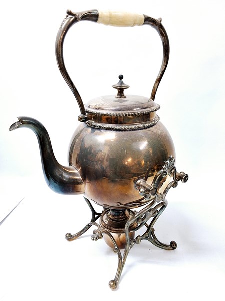 Lot 1183 - SWING KETTLE