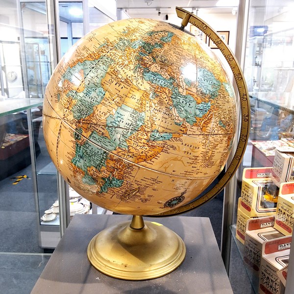 Lot 1433 - WORLD GLOBE