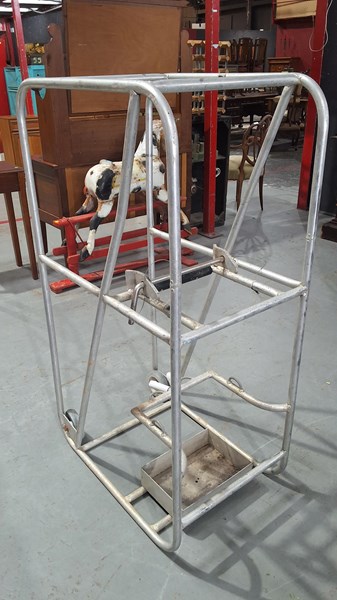 Lot 290 - OUTBOARD MOTOR STAND