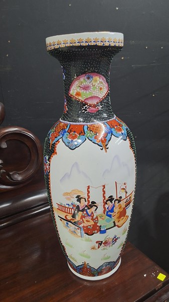 Lot 109 - ORIENTAL VASE