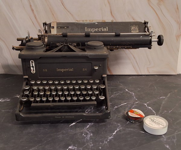 Lot 1416 - VINTAGE TYPEWRITER