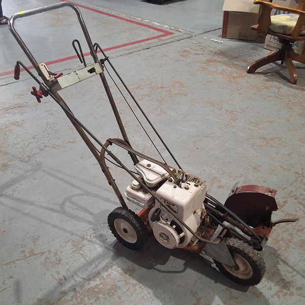 Lot 276 - LAWN EDGER