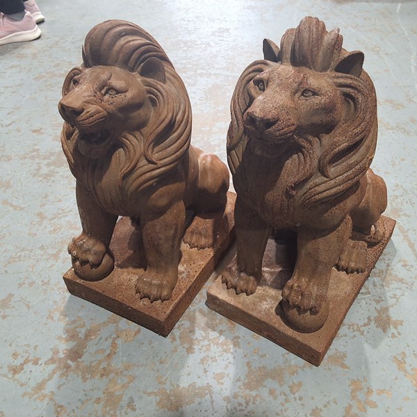 Lot 305 - ENTRANCE LIONS