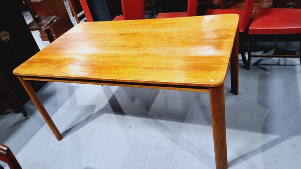 Lot 499 - TABLE