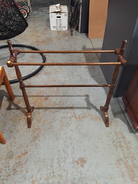 Lot 437 - TOWEL RAIL