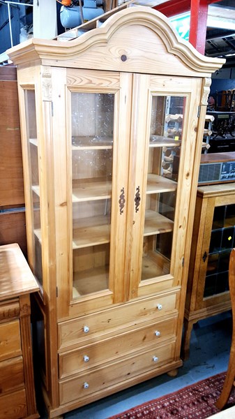 Lot 408 - DISPLAY CABINET