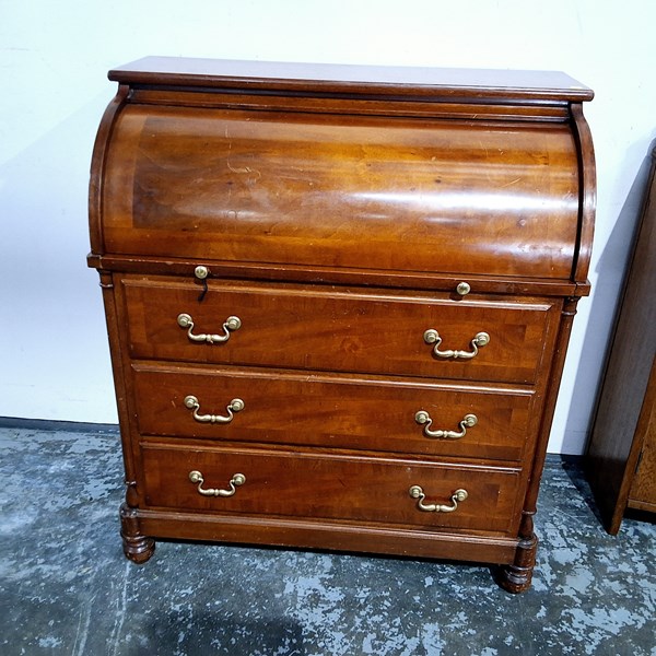 Lot 115 - CYLINDER TOP DESK