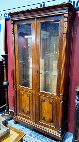 Lot 42 - DISPLAY CABINET