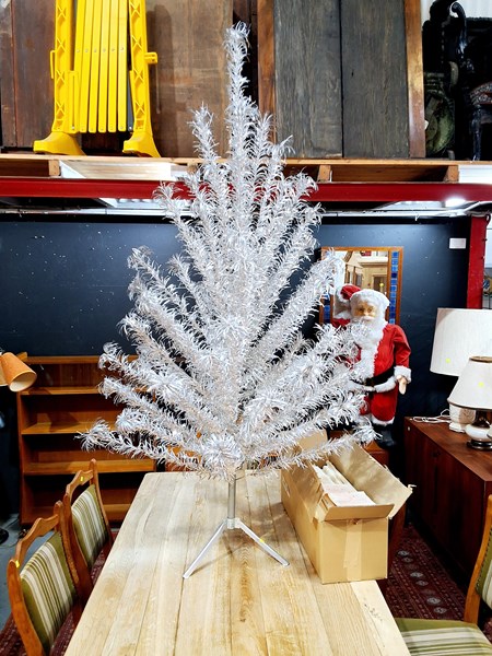 Lot 415 - CHRISTMAS TREE