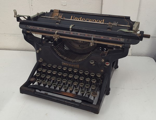 Lot 1419 - VINTAGE TYPEWRITER