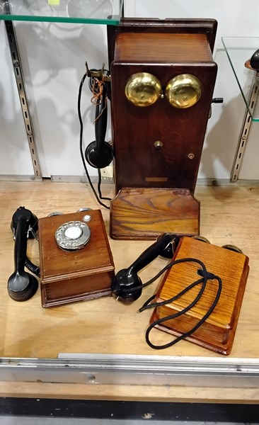 Lot 1323 - TELEPHONES