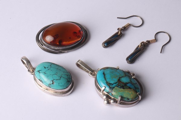 Lot 1086 - JEWELLERY