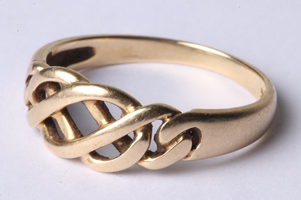 Lot 1002 - GOLD RING