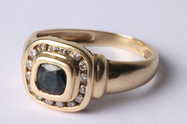 Lot 1012 - GOLD SAPPHIRE & DIAMOND RING