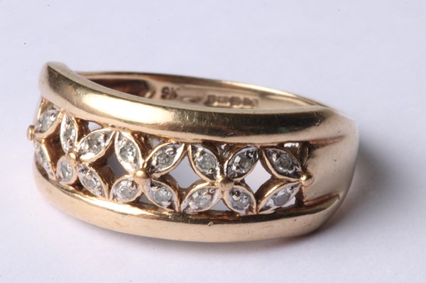 Lot 1013 - GOLD & DIAMOND RING