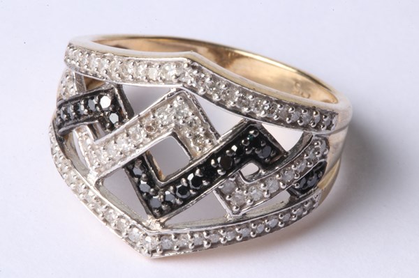 Lot 1005 - GOLD & DIAMOND RING