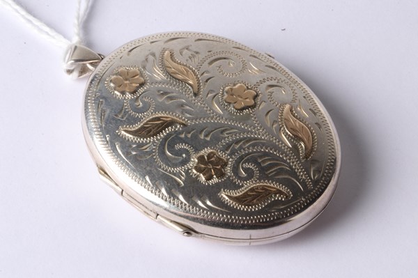 Lot 1105 - SILVER LOCKET