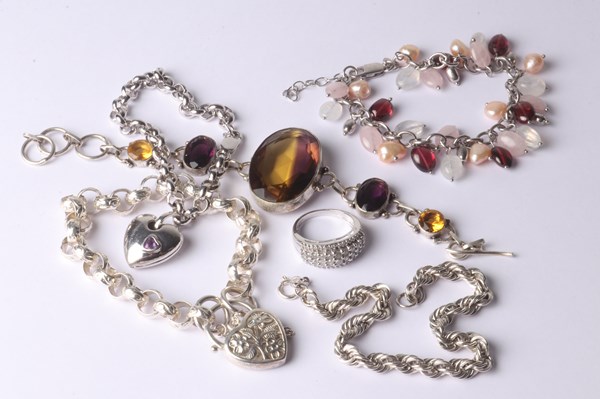 Lot 1088 - JEWELLERY