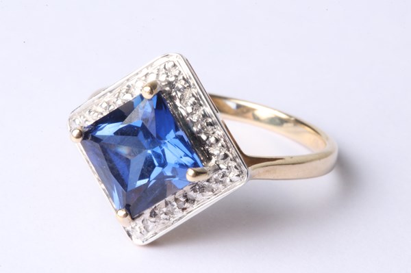 Lot 1044 - SAPPHIRE & DIAMOND RING