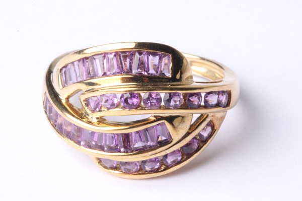 Lot 1003 - GOLD & AMETHYST RING