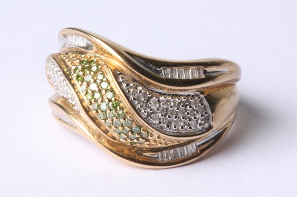 Lot 1004 - GOLD & DIAMOND RING