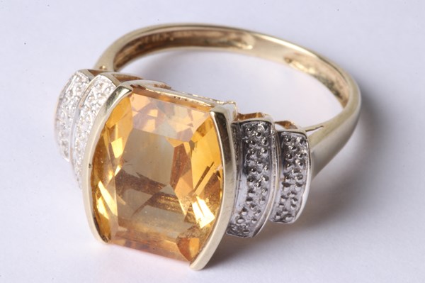 Lot 1007 - GOLD RING