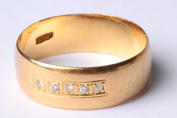 Lot 1021 - GOLD RING