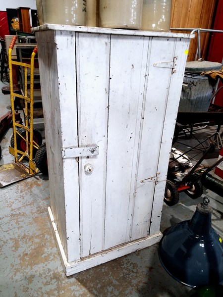 Lot 267 - CUPBOARD