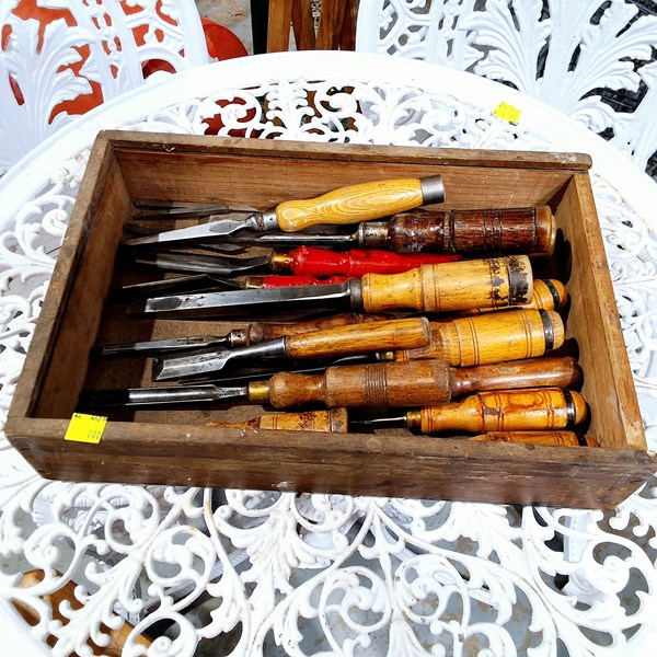 Lot 294 - CHISELS