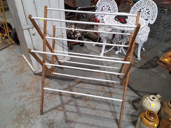 Lot 320 - CLOTHES AIRER