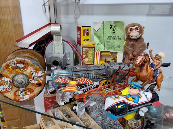 Lot 1465 - VINTAGE TOYS