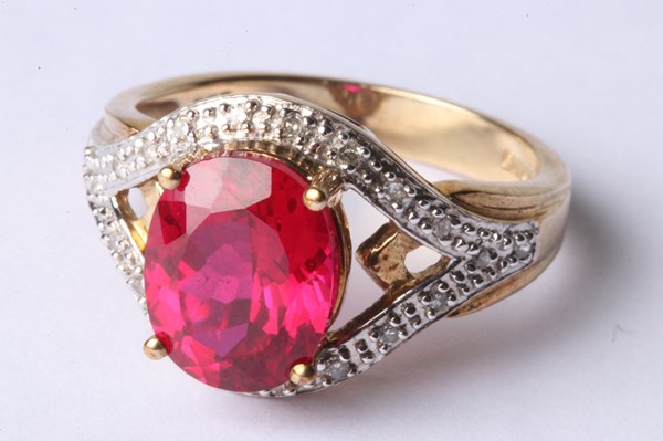 Lot 1023 - GOLD RUBY RING