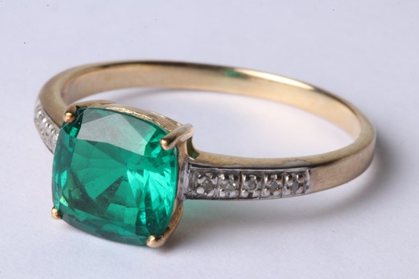 Lot 1040 - GOLD EMERALD RING