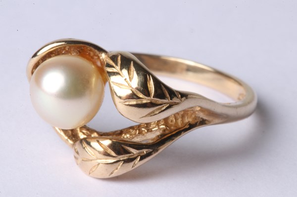 Lot 1018 - GOLD & PEARL RING