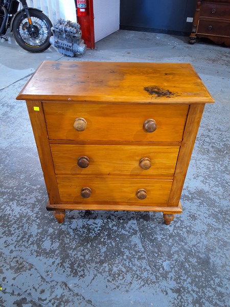 Lot 243 - CHEST OF DRAWERS