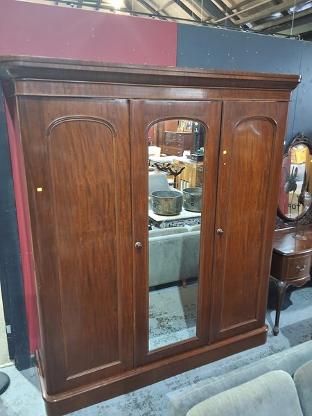 Lot 148 - WARDROBE