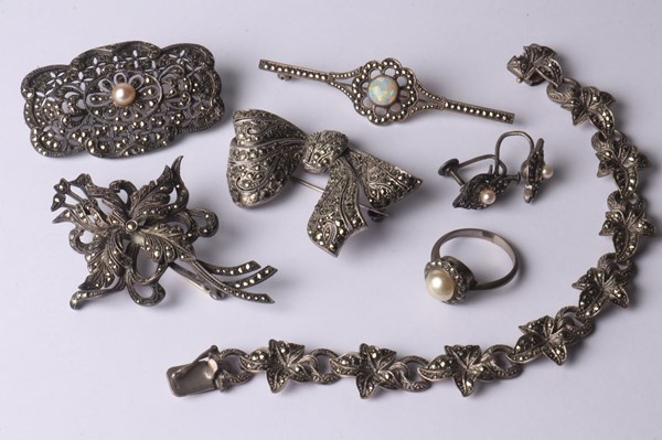 Lot 1087 - JEWELLERY