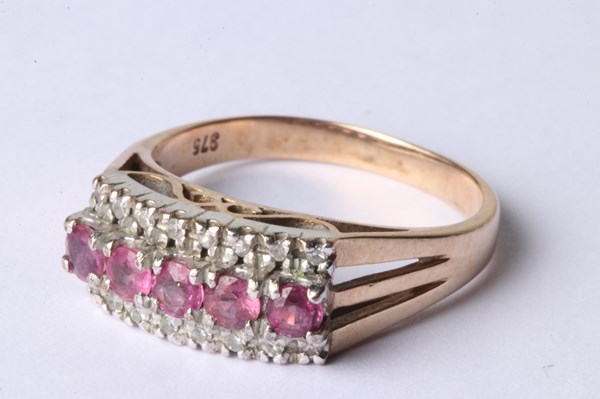 Lot 1015 - GOLD RUBY & DIAMOND RING