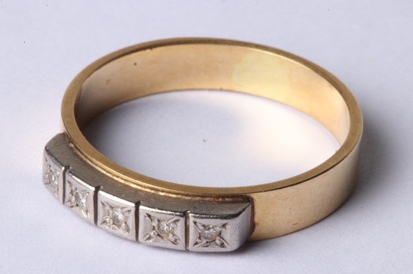 Lot 1014 - GOLD & DIAMOND RING