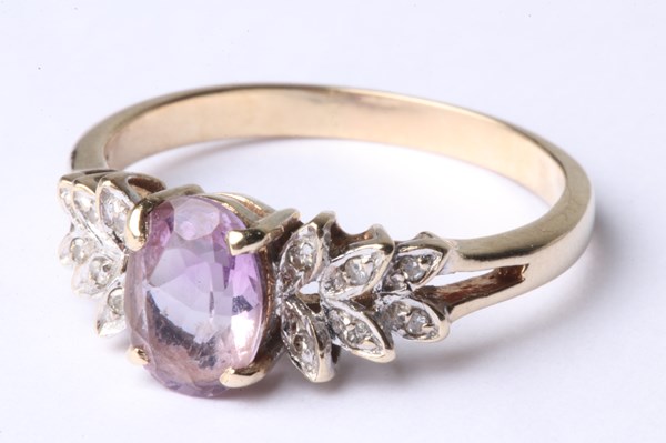 Lot 1058 - GOLD RING