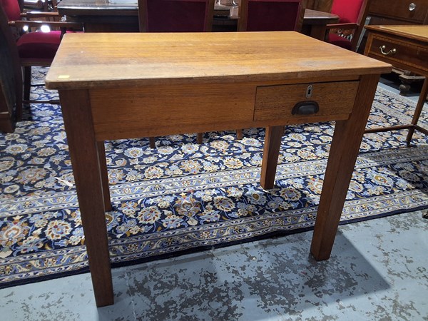 Lot 304 - DESK