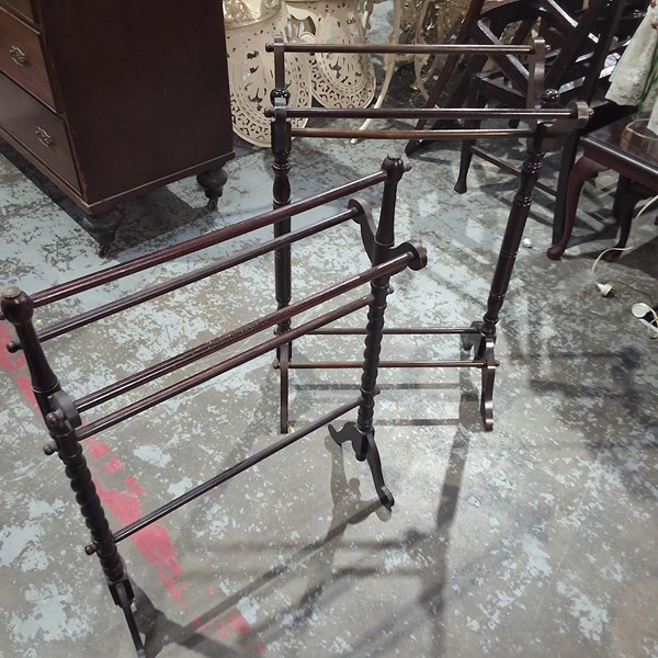 Lot 132 - TOWEL RAILS