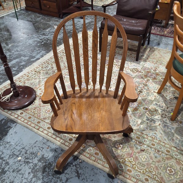 Lot 88 - SWIVEL CHAIR