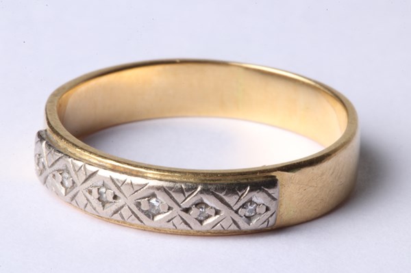 Lot 1062 - GOLD RING