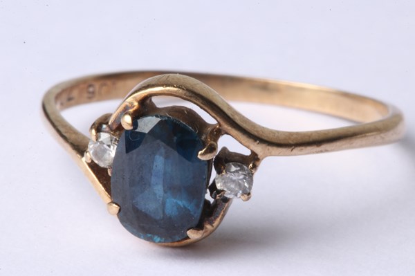 Lot 1026 - GOLD SAPPHIRE RING