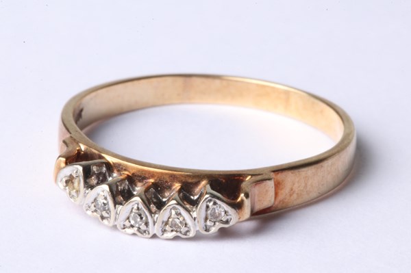 Lot 1050 - GOLD RING