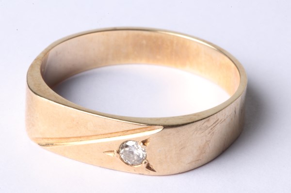 Lot 1059 - GOLD RING