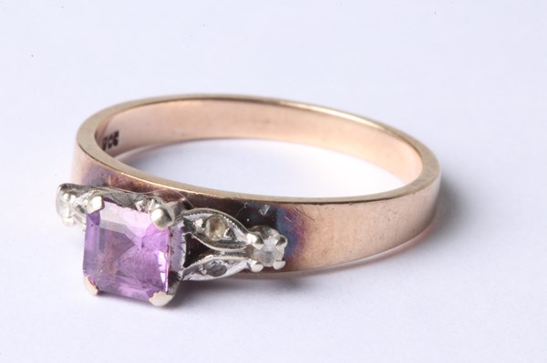 Lot 1017 - GOLD RING