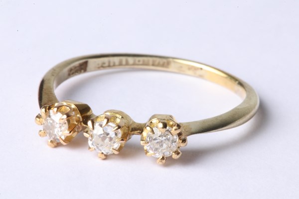 Lot 1016 - GOLD & DIAMOND RING