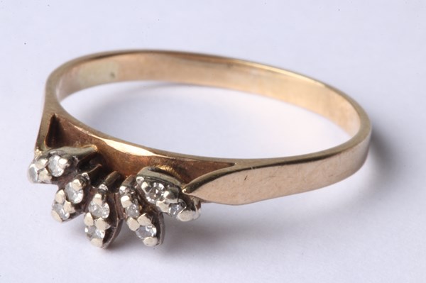 Lot 1029 - GOLD RING